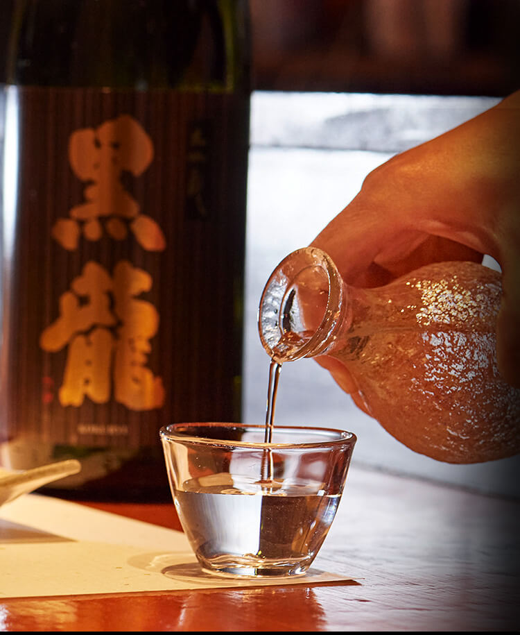 日本酒を注いでいる